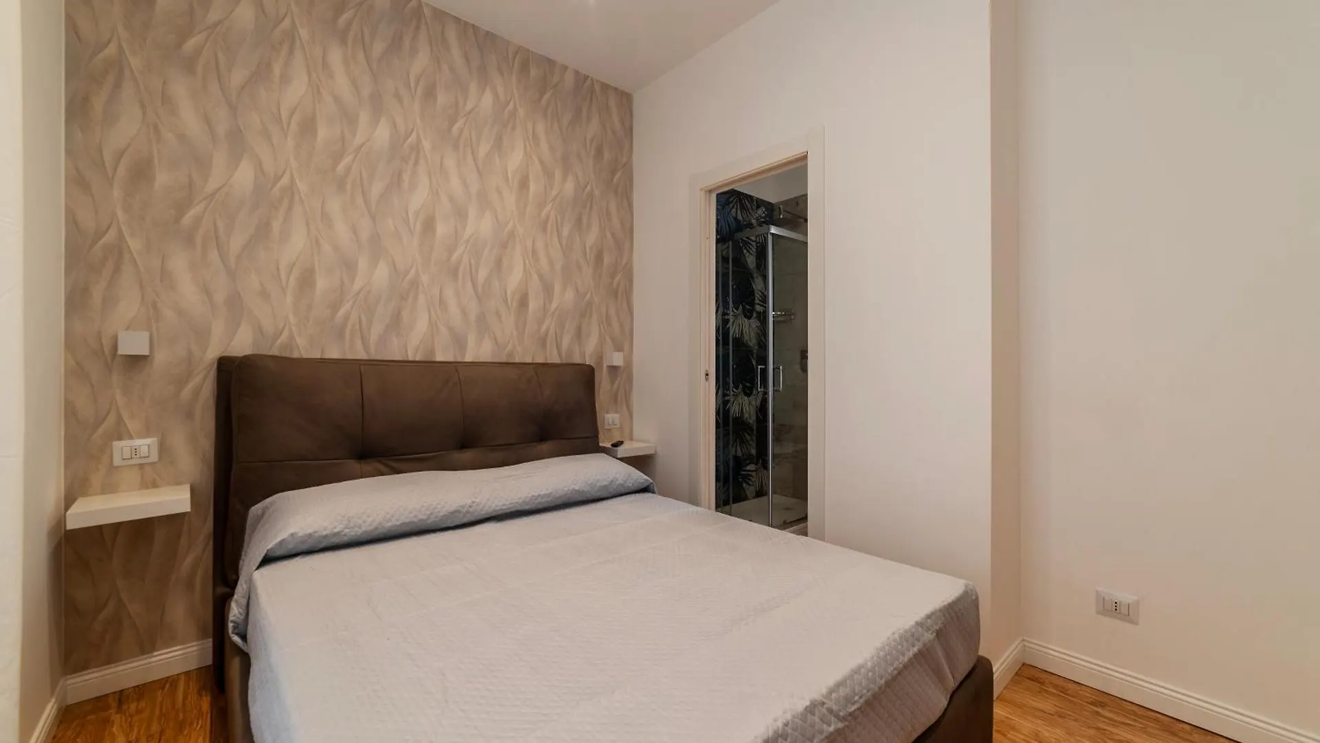 Rome Huge & Cozy Apartment 0*,