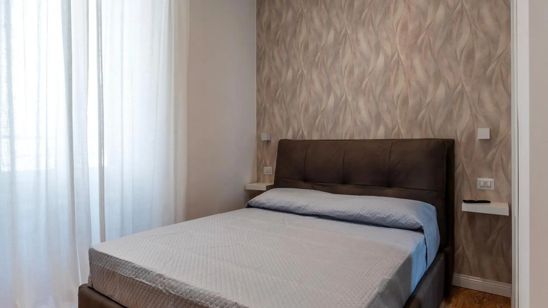 Rome Huge & Cozy Apartment 0*,