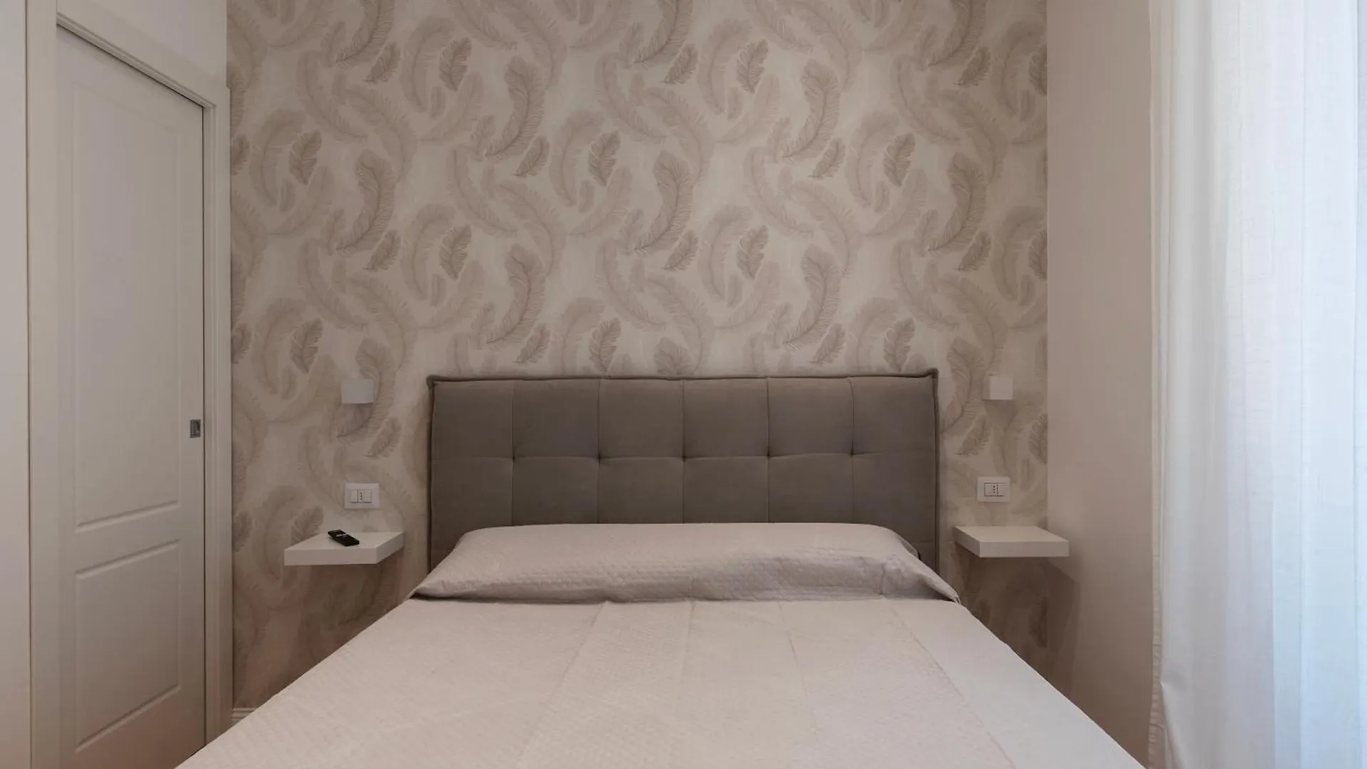 Rome Huge & Cozy Apartment contacts