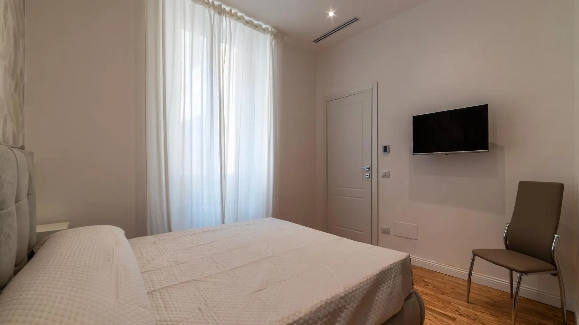Rome Huge & Cozy Apartment 0*,  Italië